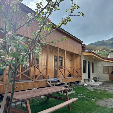 Family Hostel Nika Kazbegi Exterior foto
