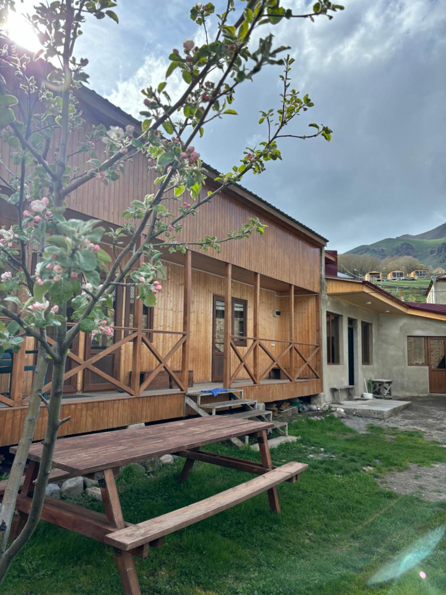 Family Hostel Nika Kazbegi Exterior foto